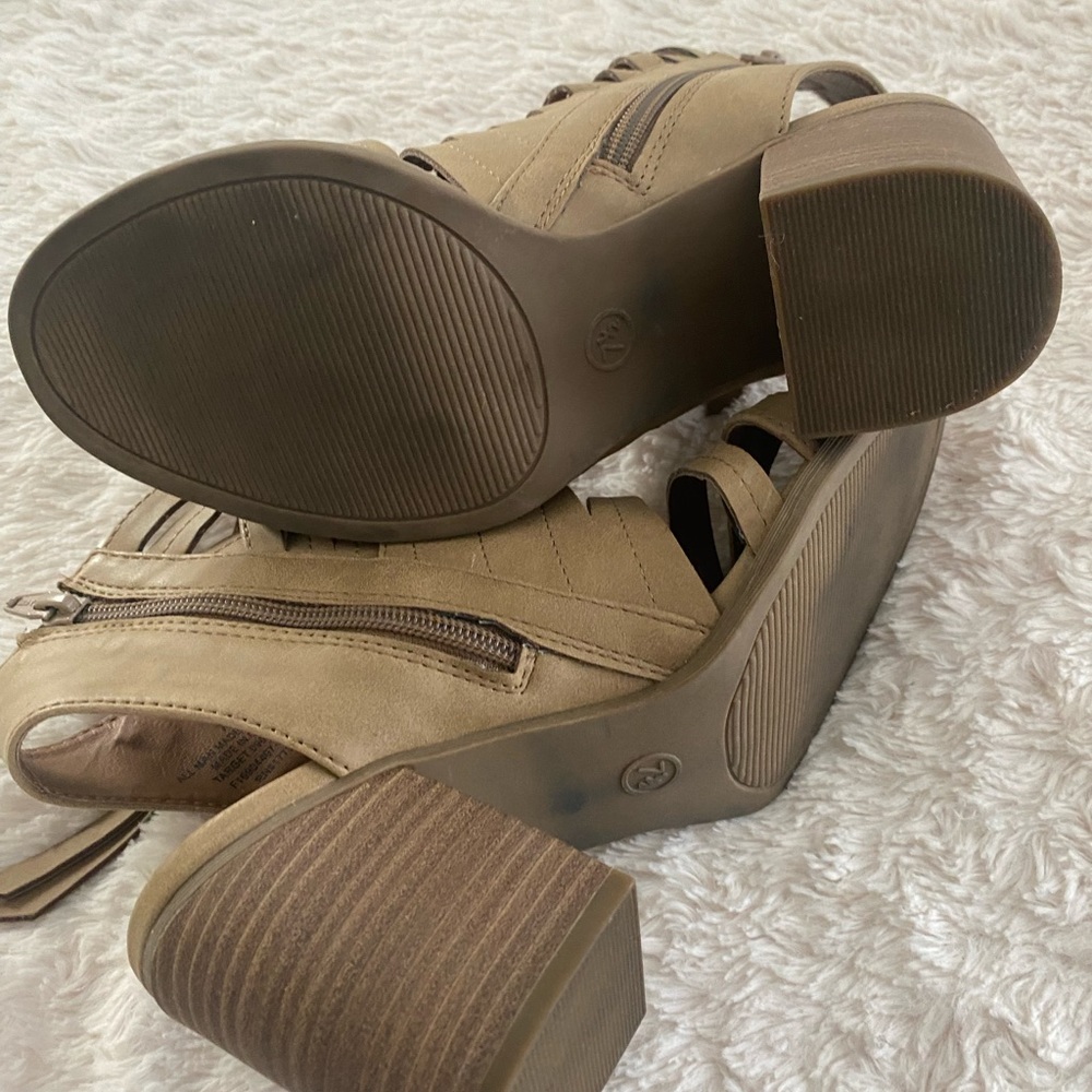 Heels - Picture 4 of 4